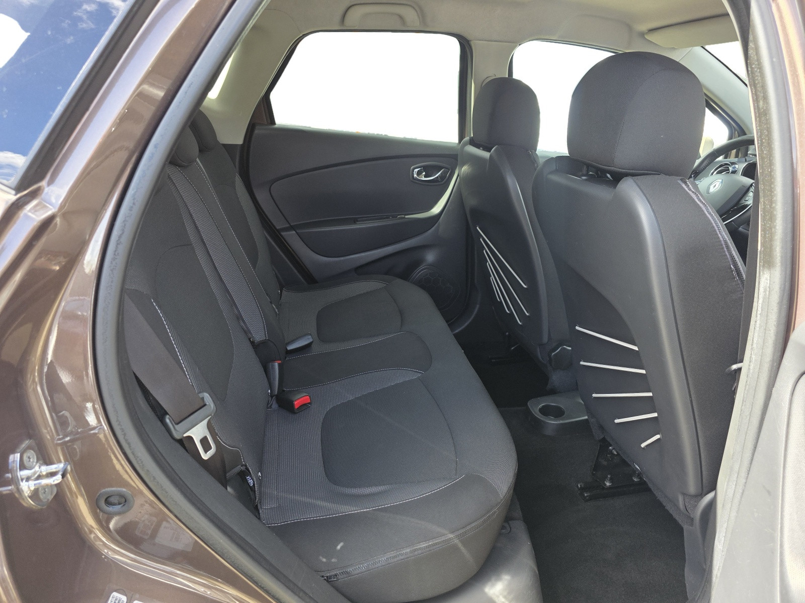 
                                                Voiture
                                                 RENAULT CAPTUR - 1.5 dCi 90 CV INTENS - 4 CV