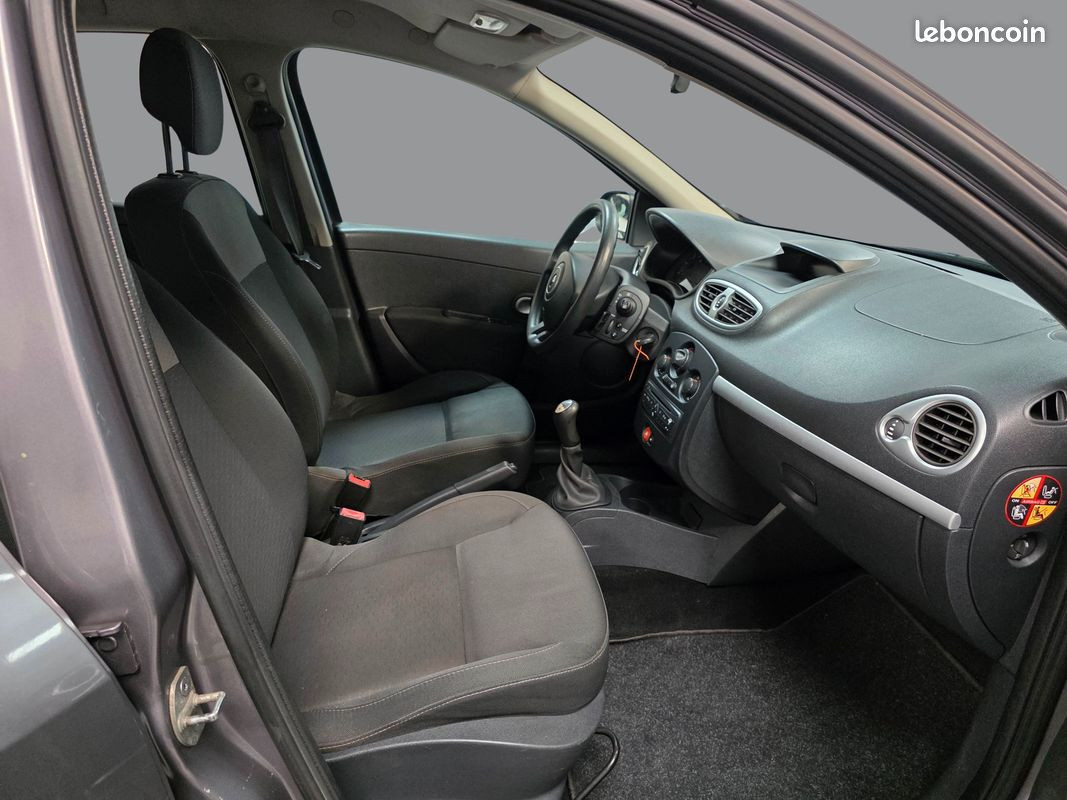 
                                                Voiture
                                                 RENAULT CLIO 3 ESTATE - 1.5 dCi 85 CV AUTHENTIQUE - 5 CV