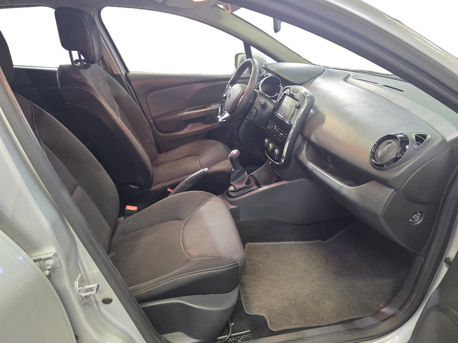 
                                                Voiture
                                                 Renault Clio