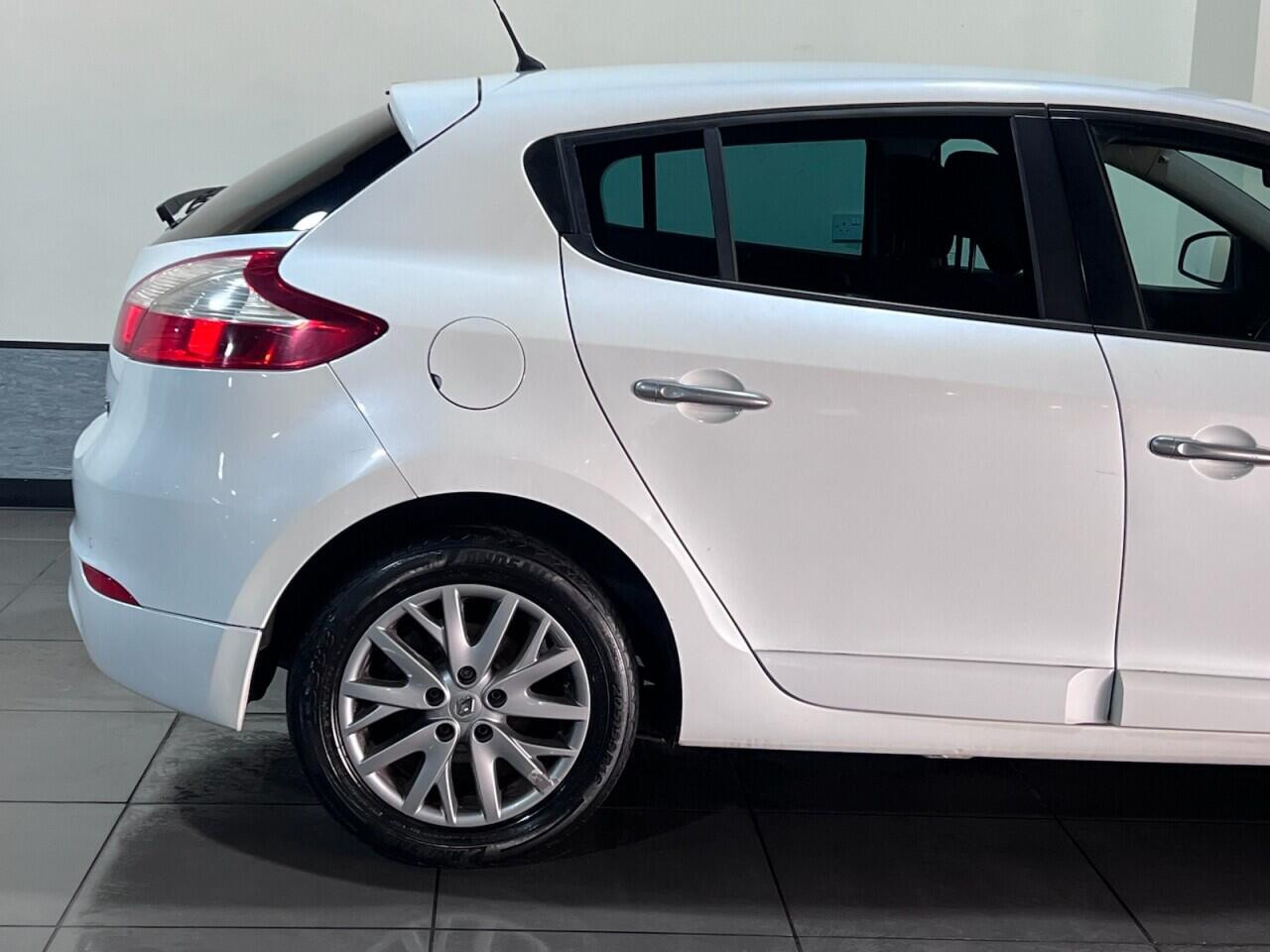 Voiture
                                                 Renault Megane 1.5 dCi ENERGY Knight Edition Hatchback 5dr Diesel Manual Euro 5 (s/s) (110 ps)