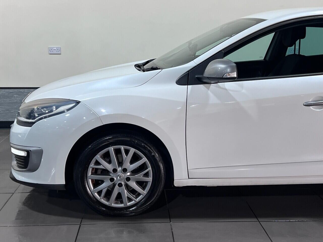 Voiture
                                                 Renault Megane 1.5 dCi ENERGY Knight Edition Hatchback 5dr Diesel Manual Euro 5 (s/s) (110 ps)