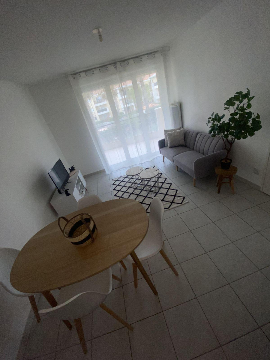 
                                                Location
                                                 Résidence privée avec piscine