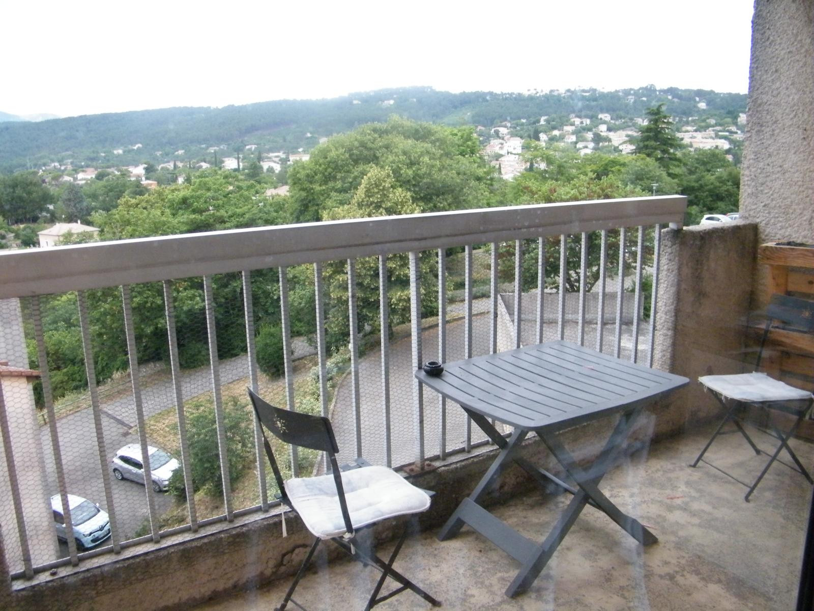 
                                                Location
                                                 Résidence très calme et belle vue