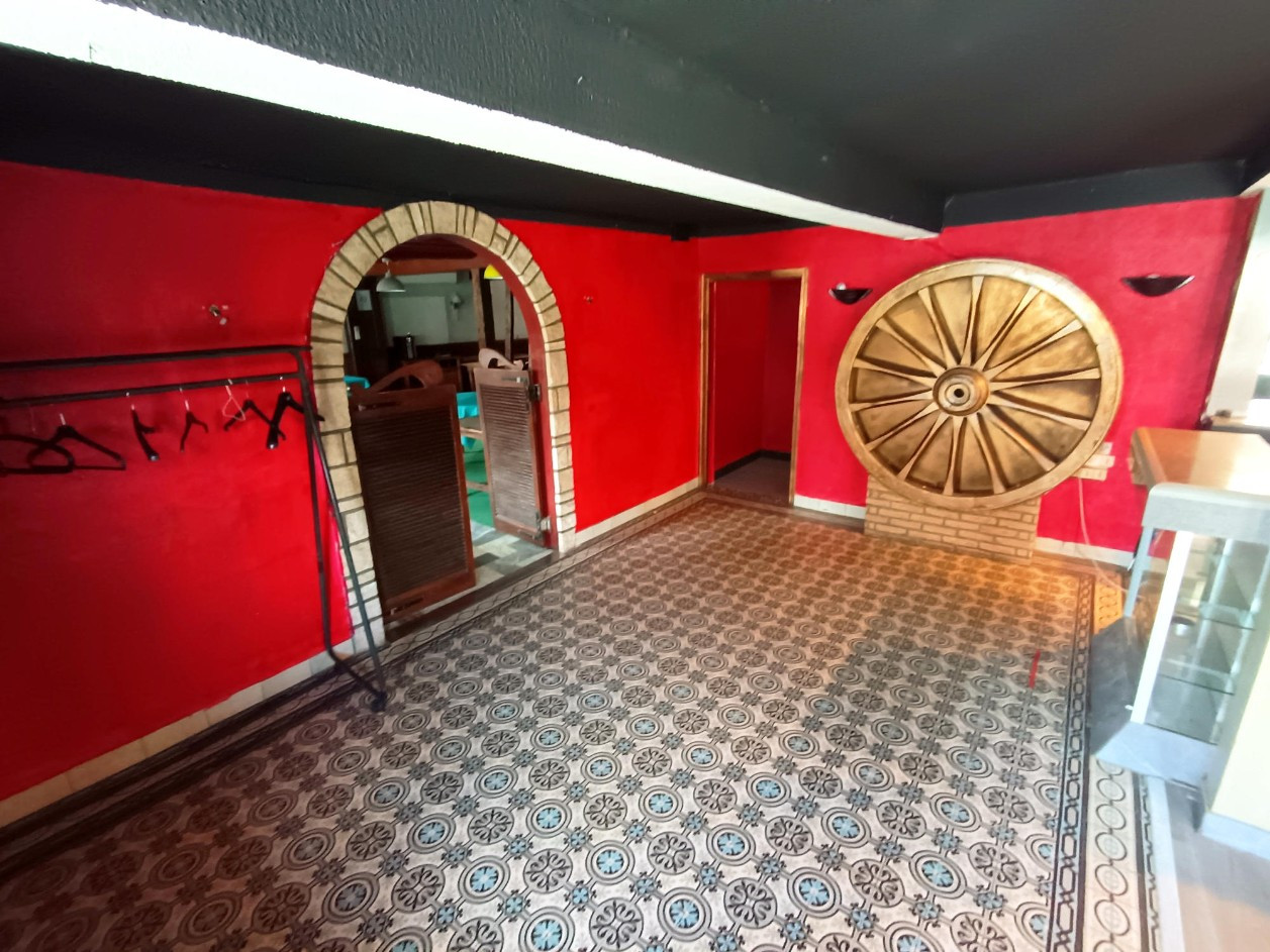 
                                                Vente
                                                 RESTAURANT DE 400 m2 + 2 APPARTEMENTS