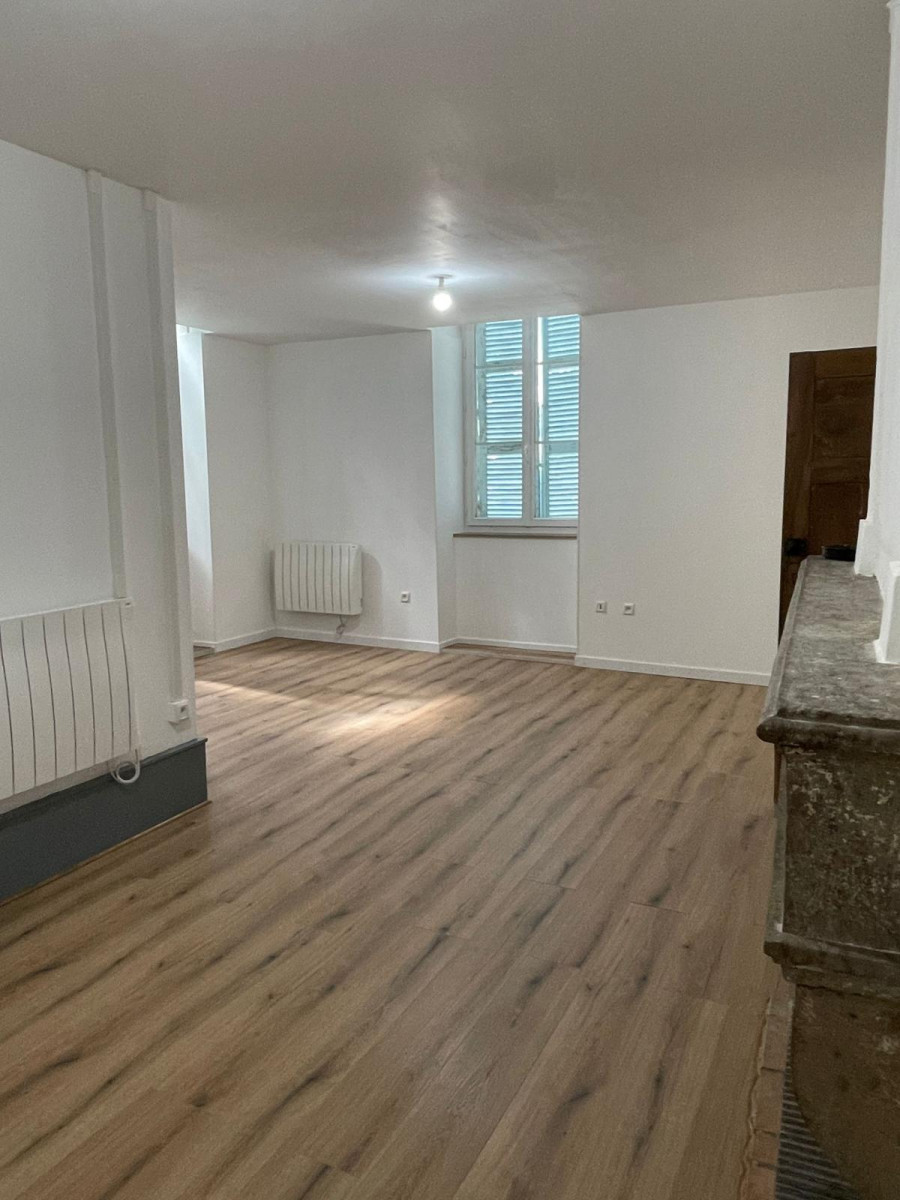 
                                                Location
                                                 Retauration complete de cet appartement en 2024