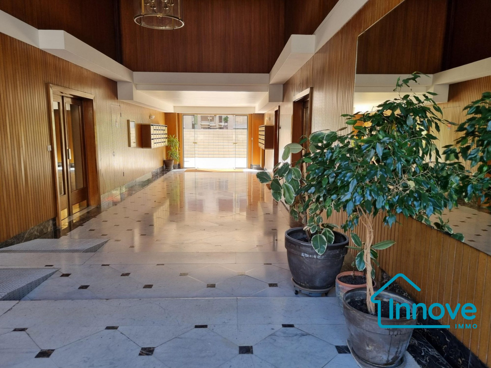 
                                                Vente
                                                 Rive-Droite, grand 2 pièces avec balcon