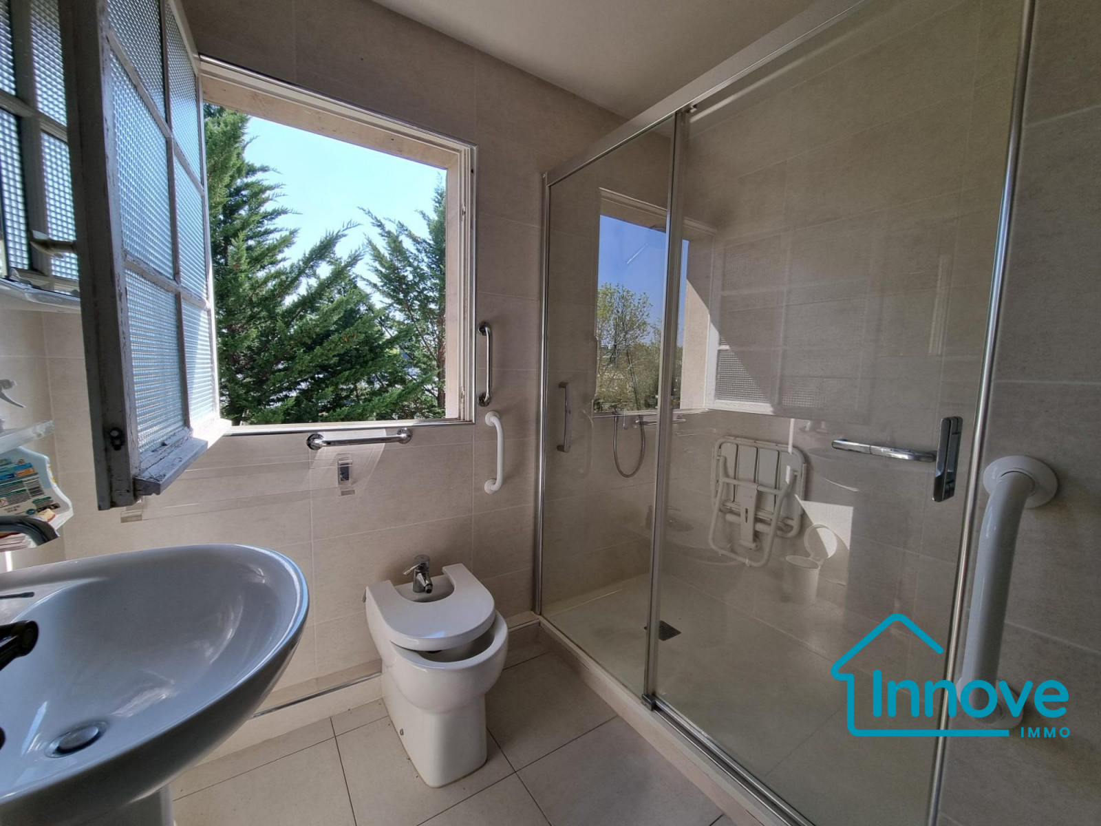 
                                                Vente
                                                 Rive-Droite, grand 2 pièces avec balcon