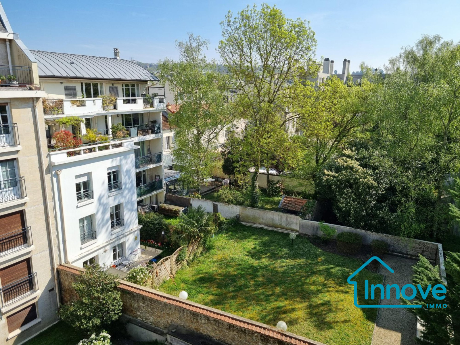
                                                Vente
                                                 Rive-Droite, grand 2 pièces avec balcon