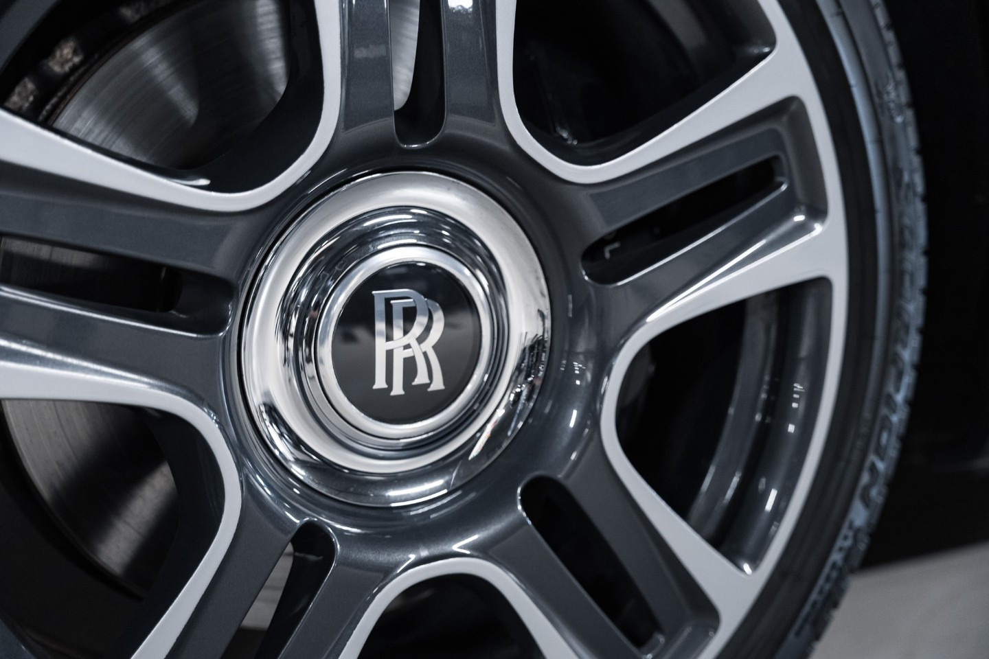
                                                Voiture
                                                 Rolls Royce Ghost (II) Porto Cervo Studio Edition