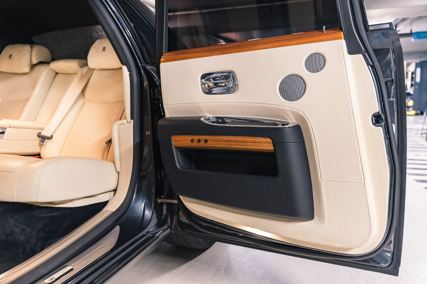 
                                                Voiture
                                                 Rolls Royce Ghost (II) Porto Cervo Studio Edition