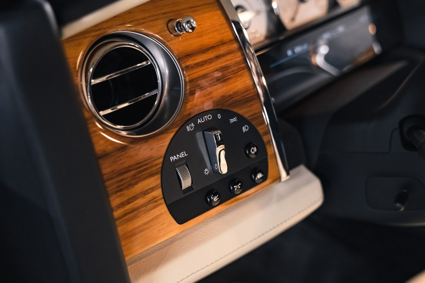 
                                                Voiture
                                                 Rolls Royce Ghost (II) Porto Cervo Studio Edition