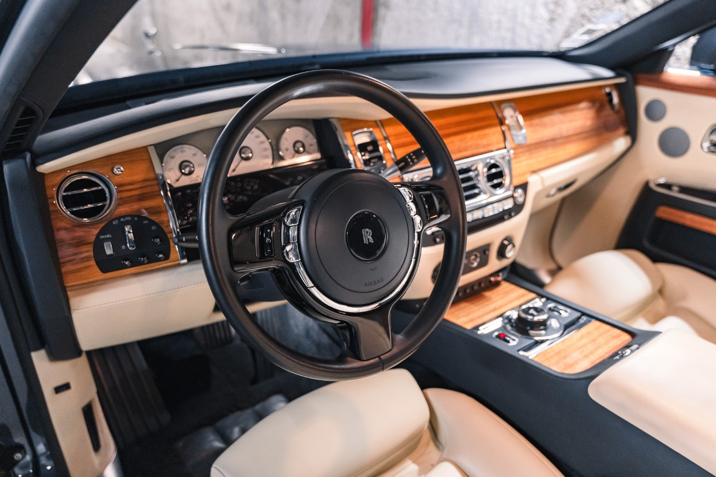
                                                Voiture
                                                 Rolls Royce Ghost (II) Porto Cervo Studio Edition