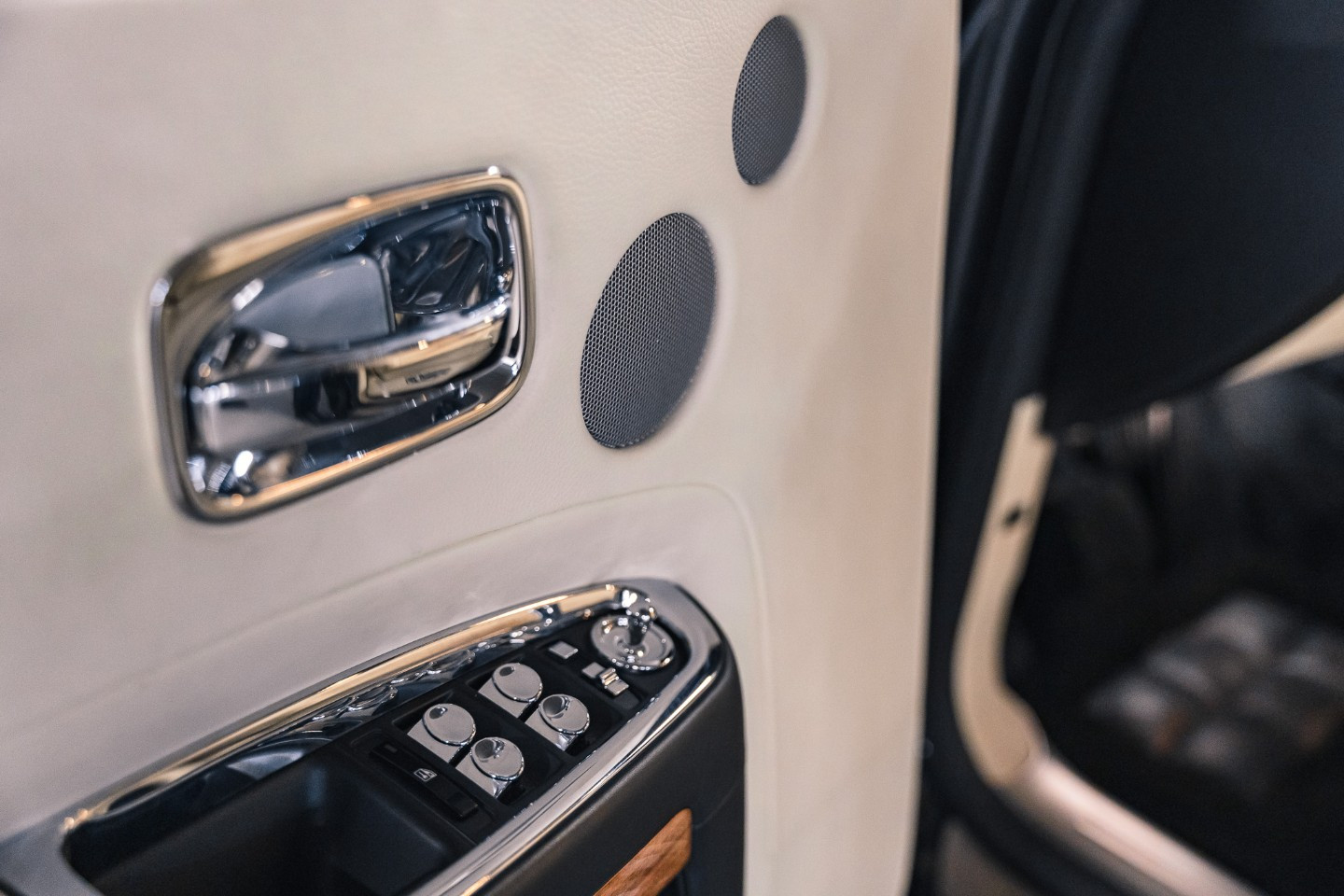 
                                                Voiture
                                                 Rolls Royce Ghost (II) Porto Cervo Studio Edition