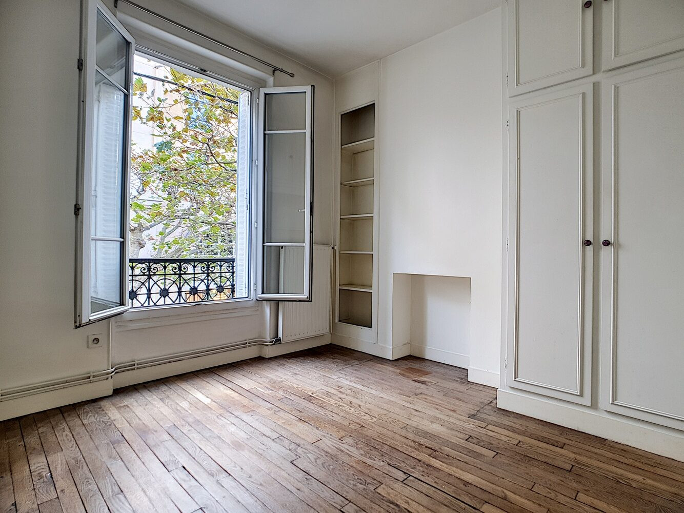 
                                                Location
                                                 Rond point du souvenir Français : 2 pièces de 36m²