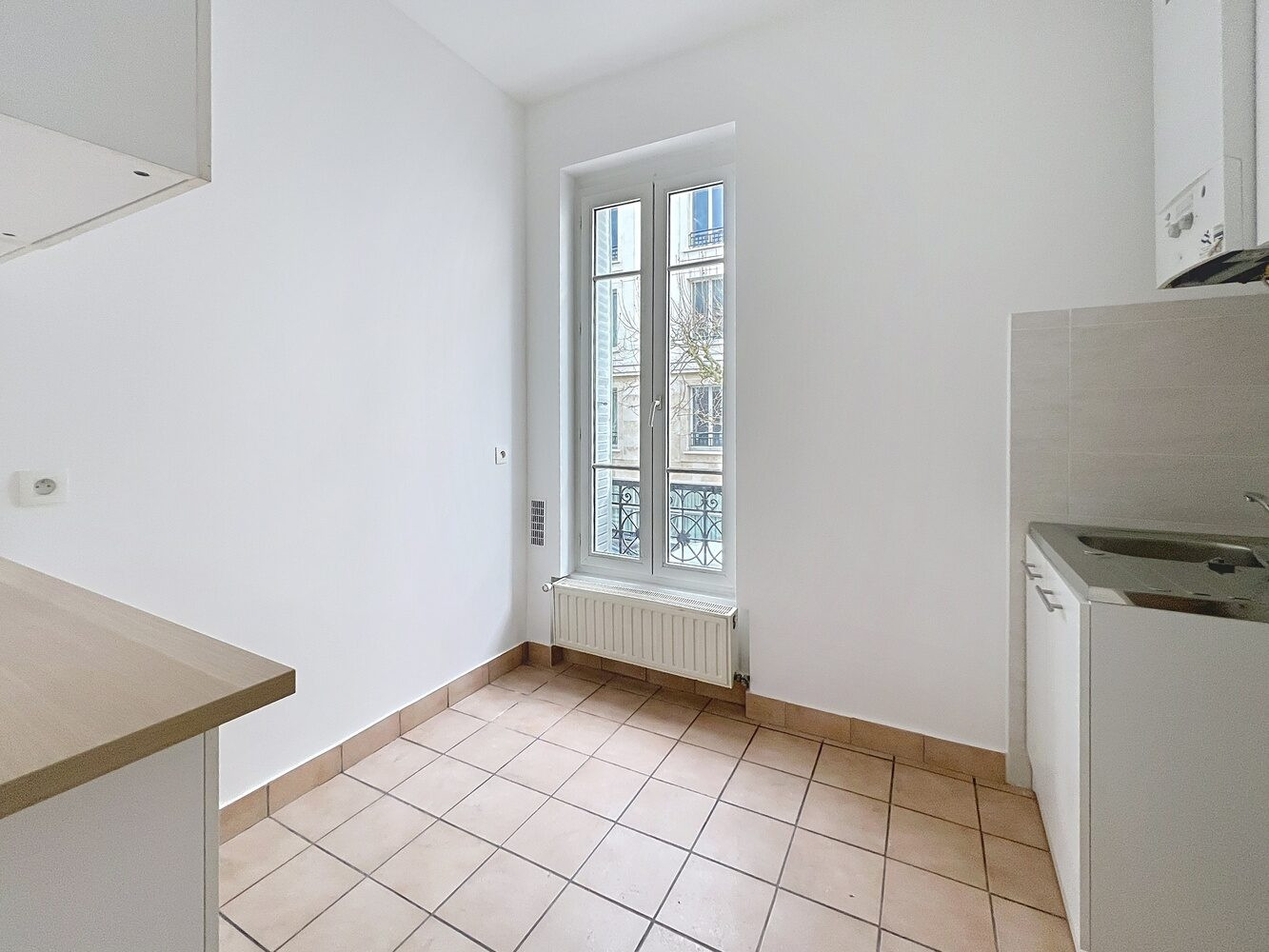 
                                                Location
                                                 Rond point du souvenir Français : 2 pièces de 36m²