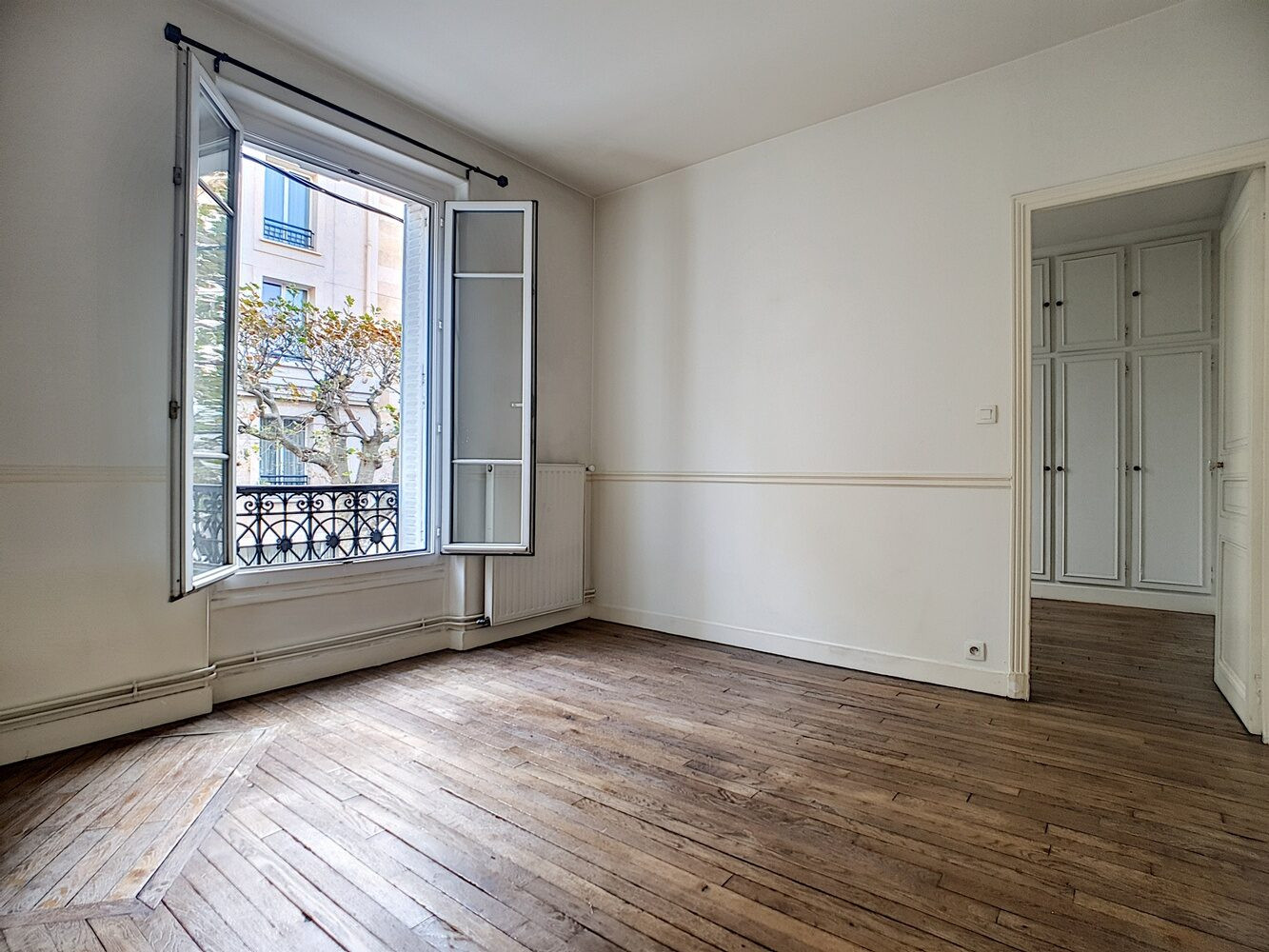 
                                                Location
                                                 Rond point du souvenir Français : 2 pièces de 36m²