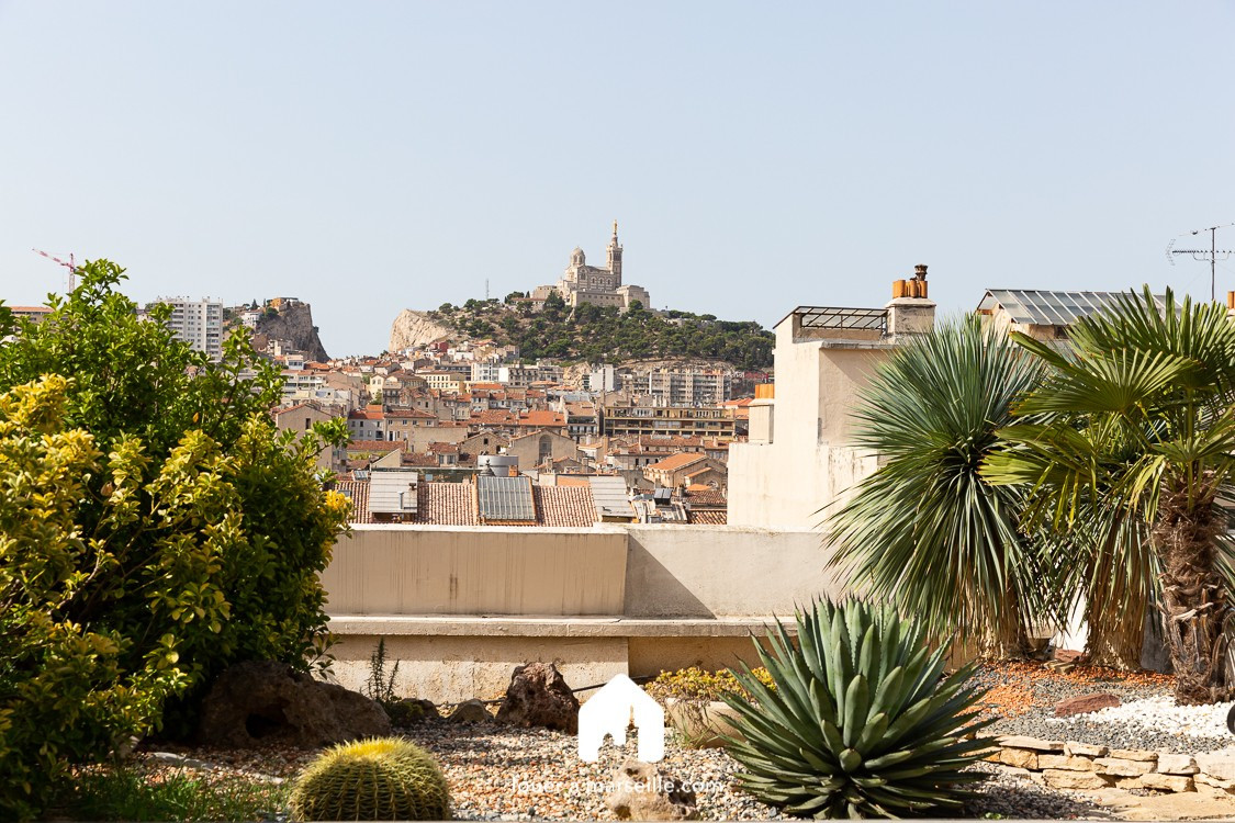 
                                                Location
                                                 ROOFTOP CATELLANE - LAM