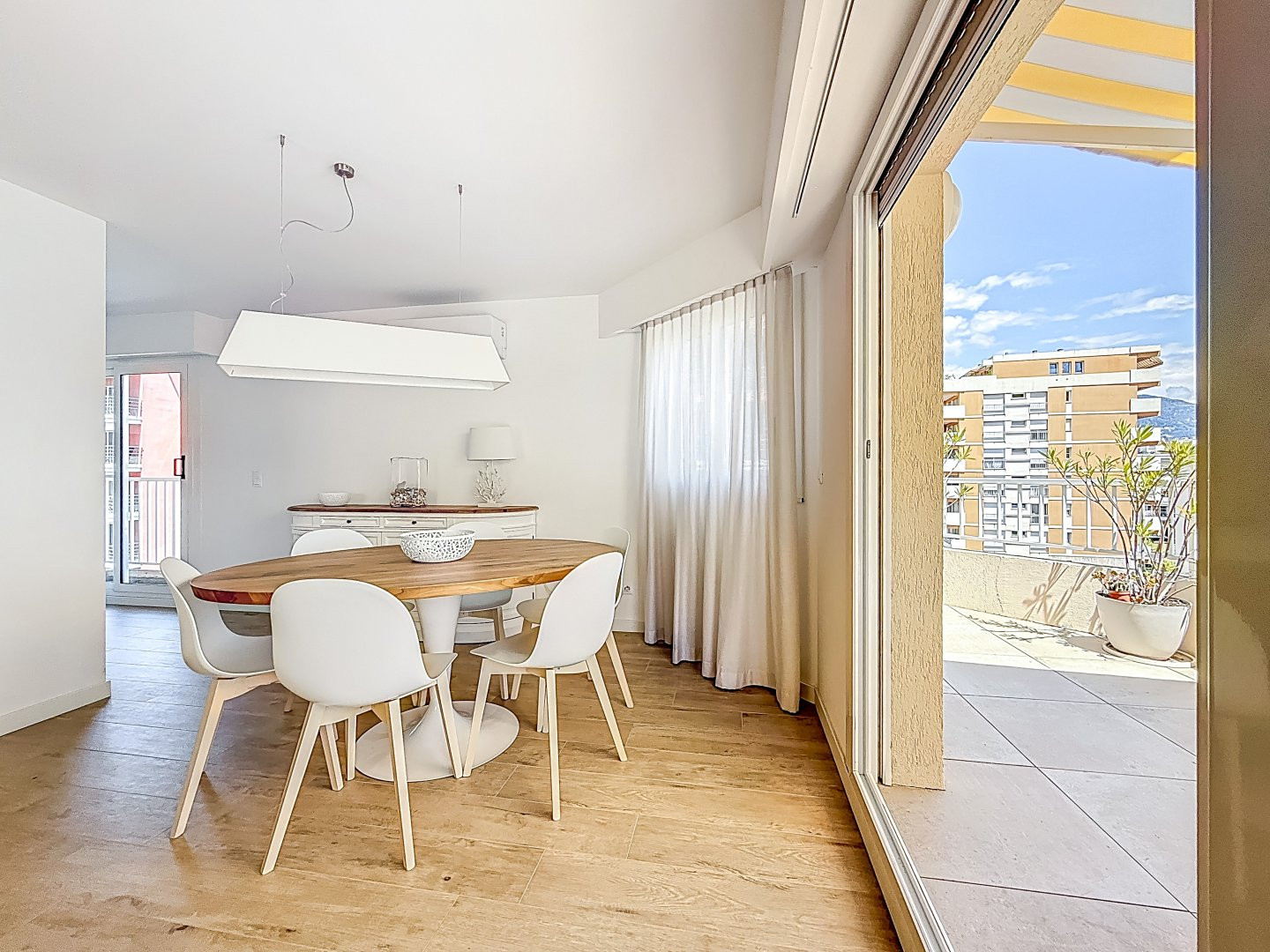 
                                                Vente
                                                 Roquebrune-Cap-Martin – Appartement avec terrasse, vue mer, piscine et dépendance dans résidence récente