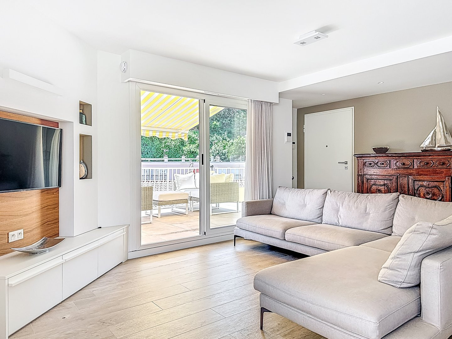 
                                                Vente
                                                 Roquebrune-Cap-Martin – Appartement avec terrasse, vue mer, piscine et dépendance dans résidence récente