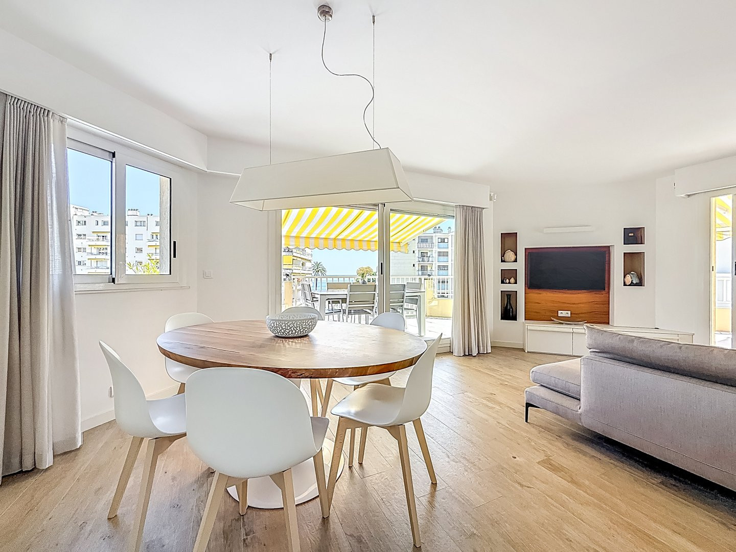 
                                                Vente
                                                 Roquebrune-Cap-Martin – Appartement avec terrasse, vue mer, piscine et dépendance dans résidence récente