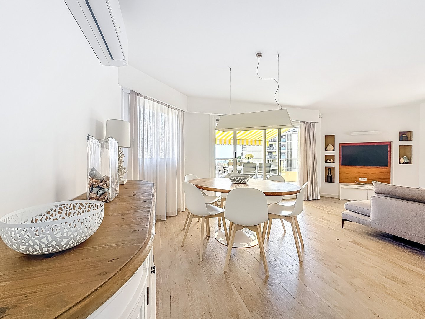 
                                                Vente
                                                 Roquebrune-Cap-Martin – Appartement avec terrasse, vue mer, piscine et dépendance dans résidence récente