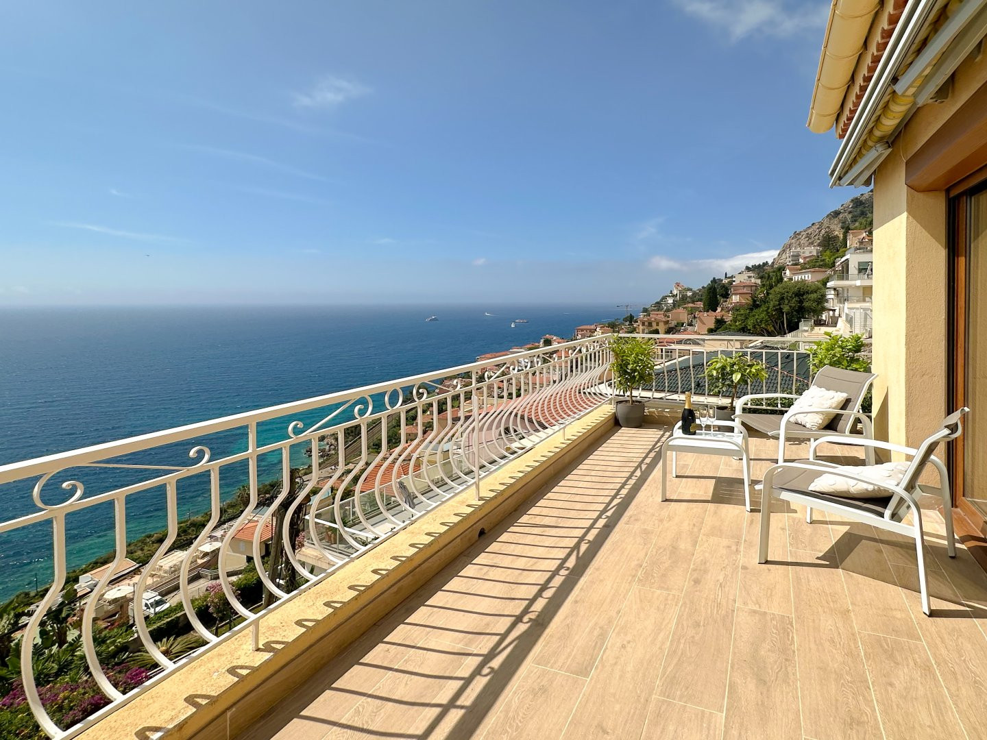 
                                                Vente
                                                 Roquebrune-Cap-Martin- Magnifique maison 4 pièces de 111m2 entièrement rénové avec piscine privative