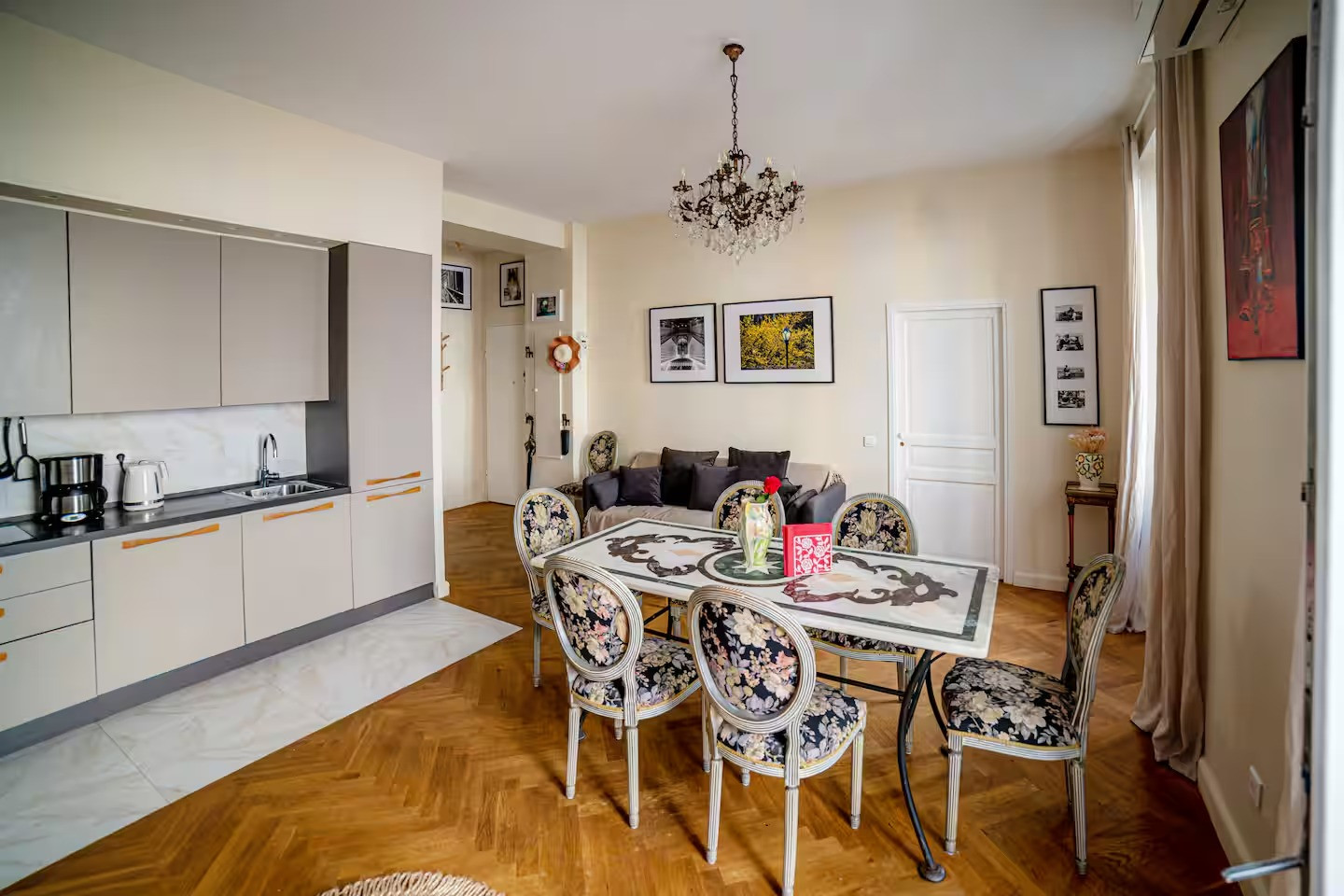 
                                                Vente
                                                 Rue de France Proche carré d'or 4 pieces rénové et meublé