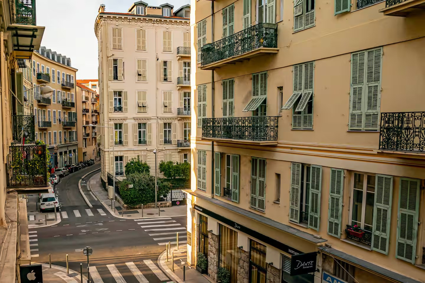 
                                                Vente
                                                 Rue de France Proche carré d'or 4 pieces rénové et meublé