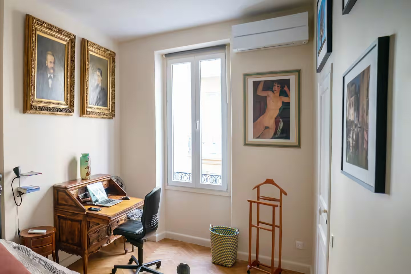 
                                                Vente
                                                 Rue de France Proche carré d'or 4 pieces rénové et meublé