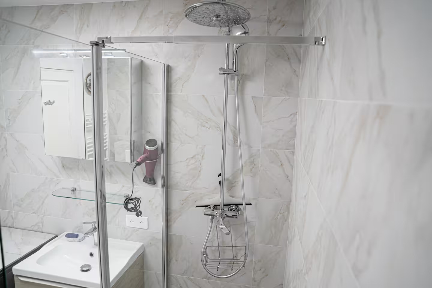 
                                                Vente
                                                 Rue de France Proche carré d'or 4 pieces rénové et meublé