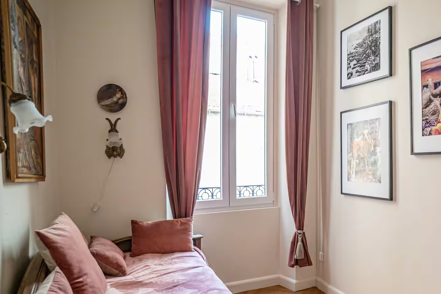 
                                                Vente
                                                 Rue de France Proche carré d'or 4 pieces rénové et meublé