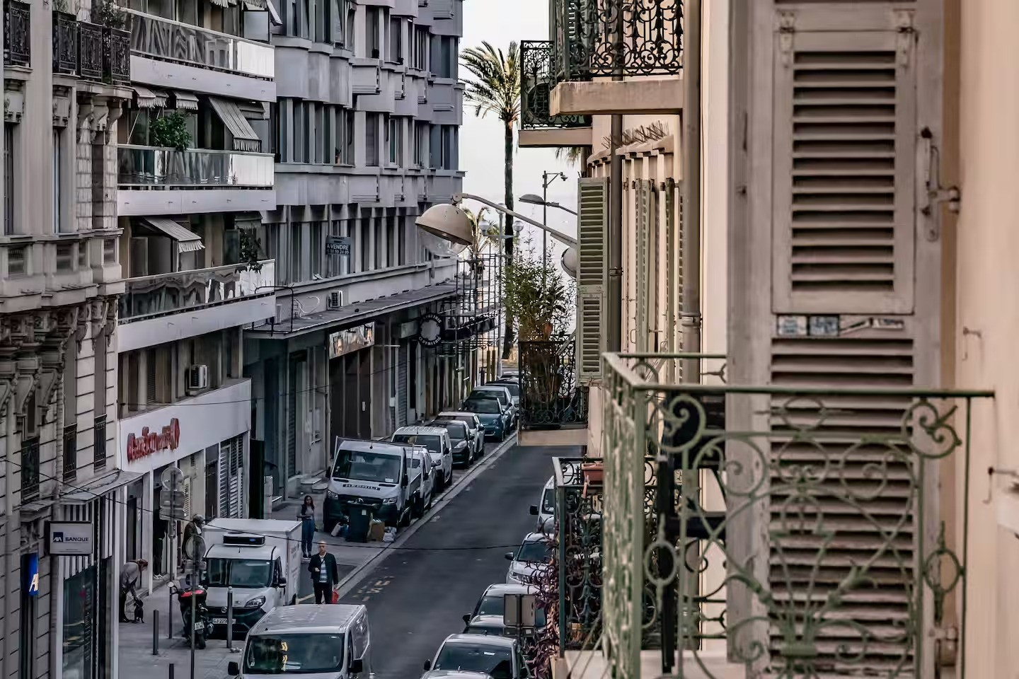 
                                                Vente
                                                 Rue de France Proche carré d'or 4 pieces rénové et meublé