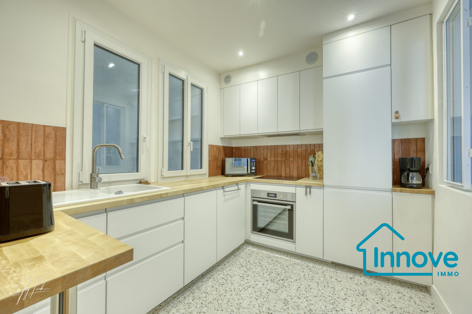 
                                                Vente
                                                 Rue Marbeuf : Calme absolu au coeur du Triangle d'Or