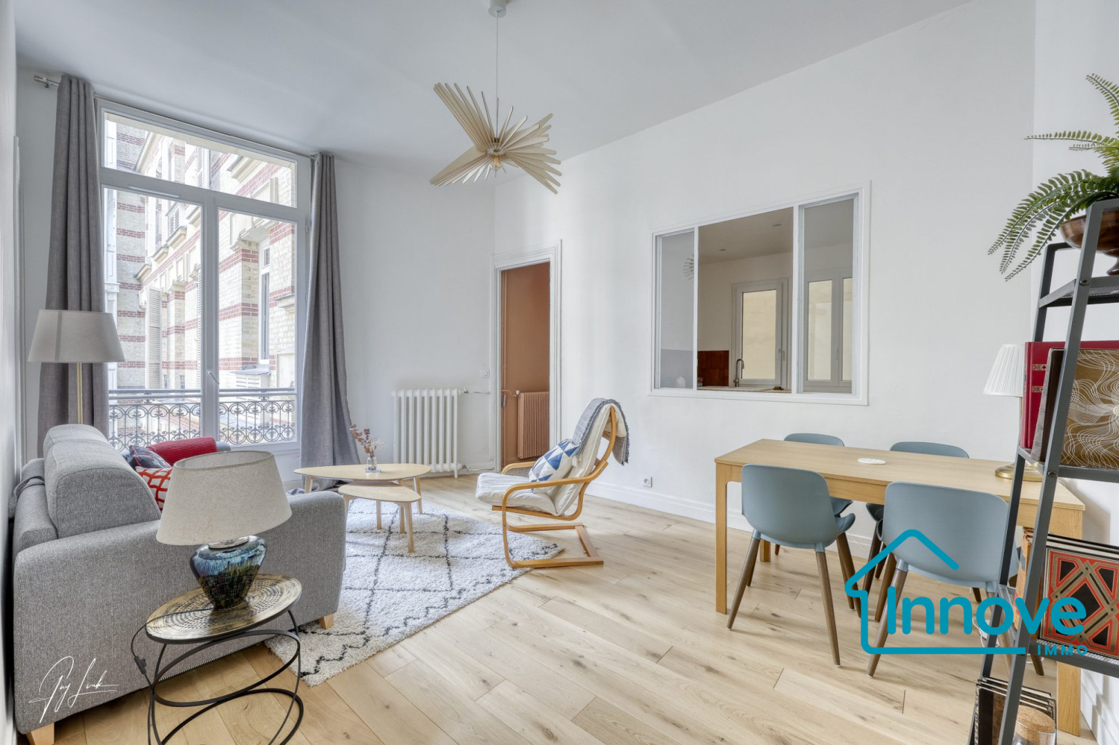 
                                                Vente
                                                 Rue Marbeuf : Calme absolu au coeur du Triangle d'Or