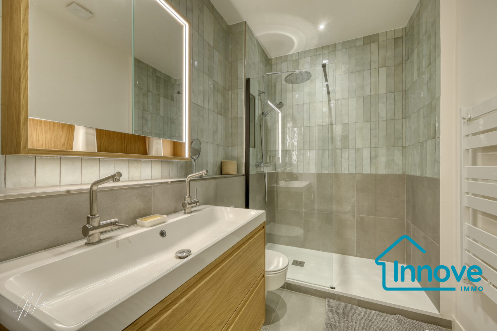 
                                                Vente
                                                 Rue Marbeuf : Calme absolu au coeur du Triangle d'Or