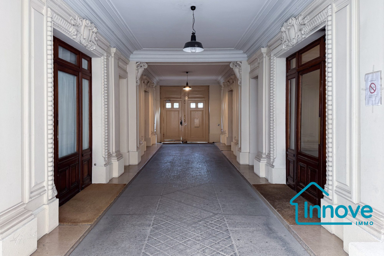 
                                                Vente
                                                 Rue Marbeuf : Calme absolu au coeur du Triangle d'Or