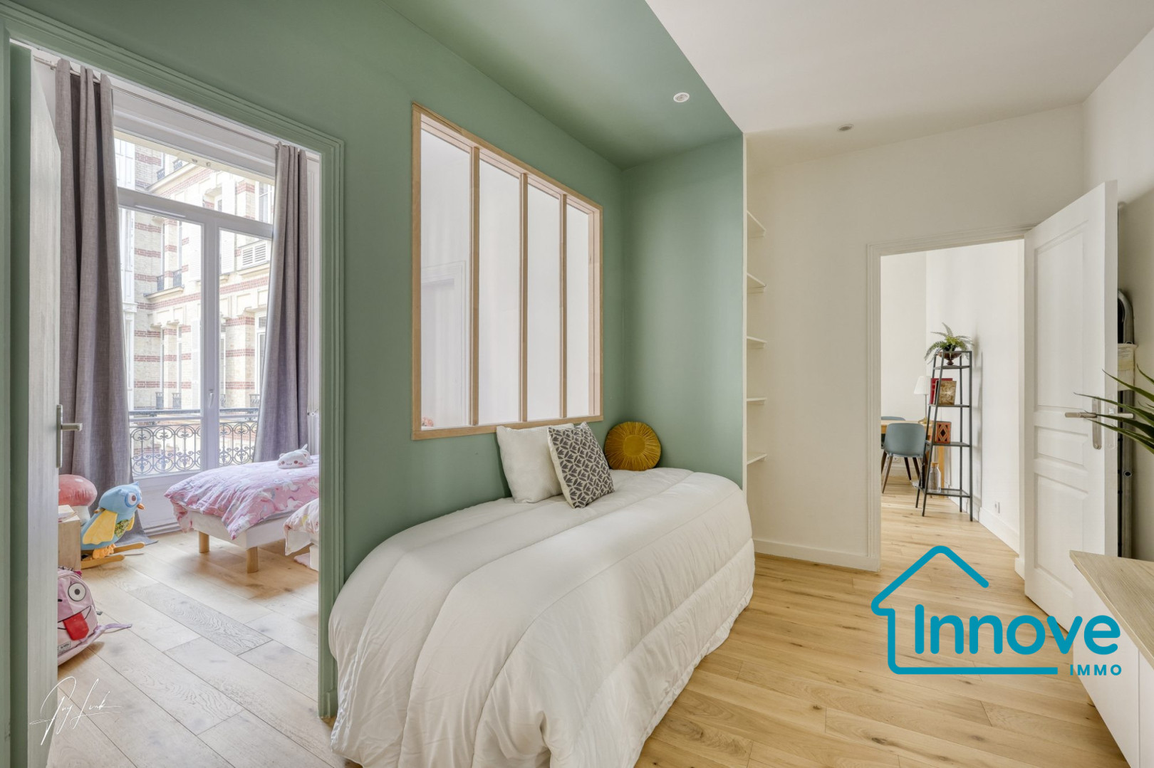 
                                                Vente
                                                 Rue Marbeuf : Calme absolu au coeur du Triangle d'Or