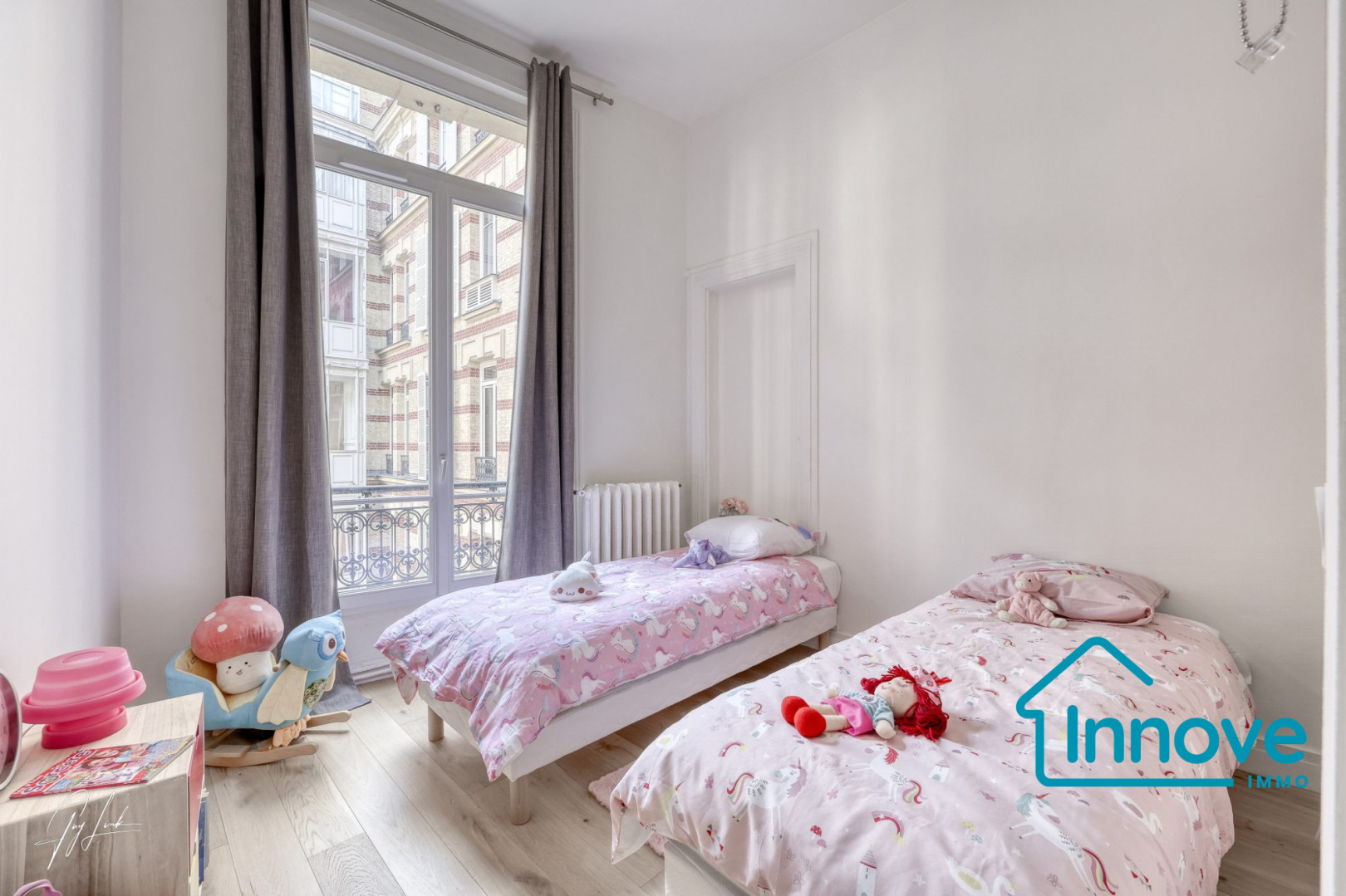 
                                                Vente
                                                 Rue Marbeuf : Calme absolu au coeur du Triangle d'Or