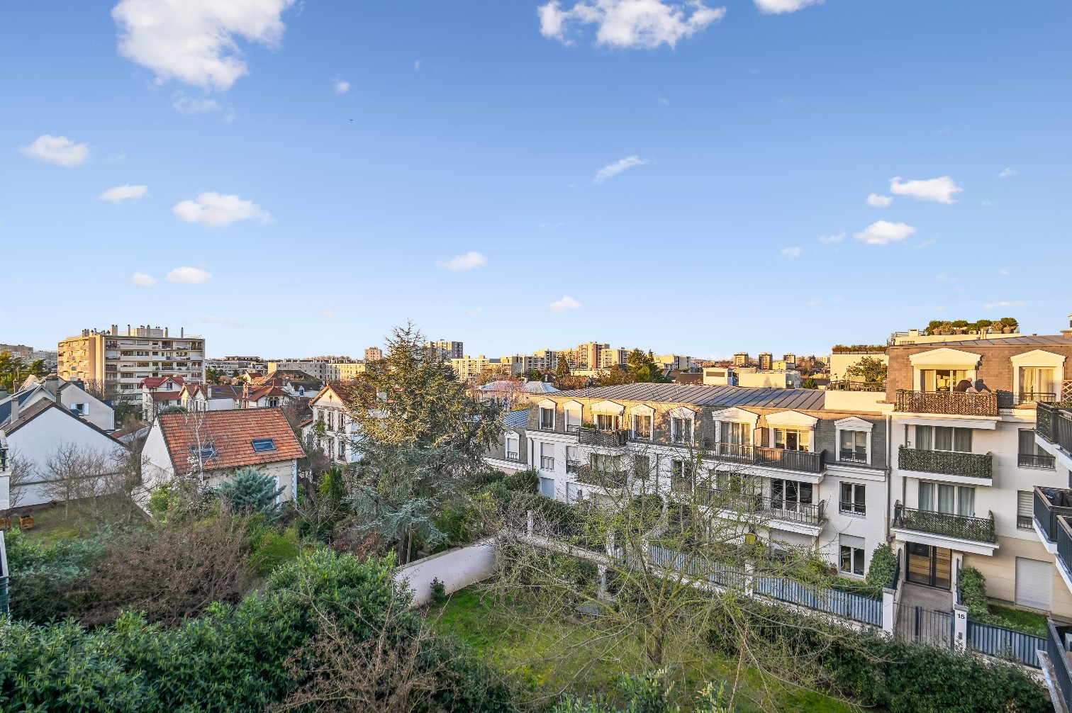 
                                                Vente
                                                 Rueil Malmaison - Appartement 3 pièces avec balcon