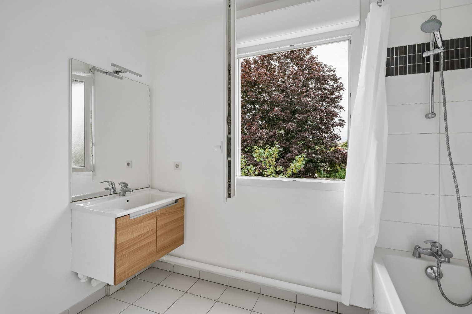 
                                                Vente
                                                 Rueil Malmaison - Appartement 4 pièces avec balcon