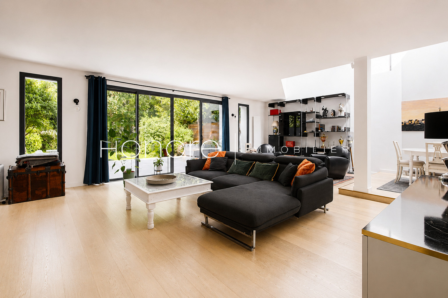 
                                                Vente
                                                 RUEIL-MALMAISON - HYPER CENTRE - MAISON - 7 PIECES