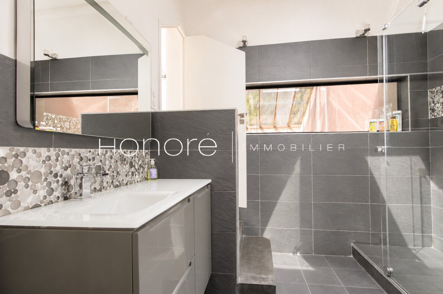 
                                                Vente
                                                 RUEIL-MALMAISON - HYPER CENTRE - MAISON - 7 PIECES