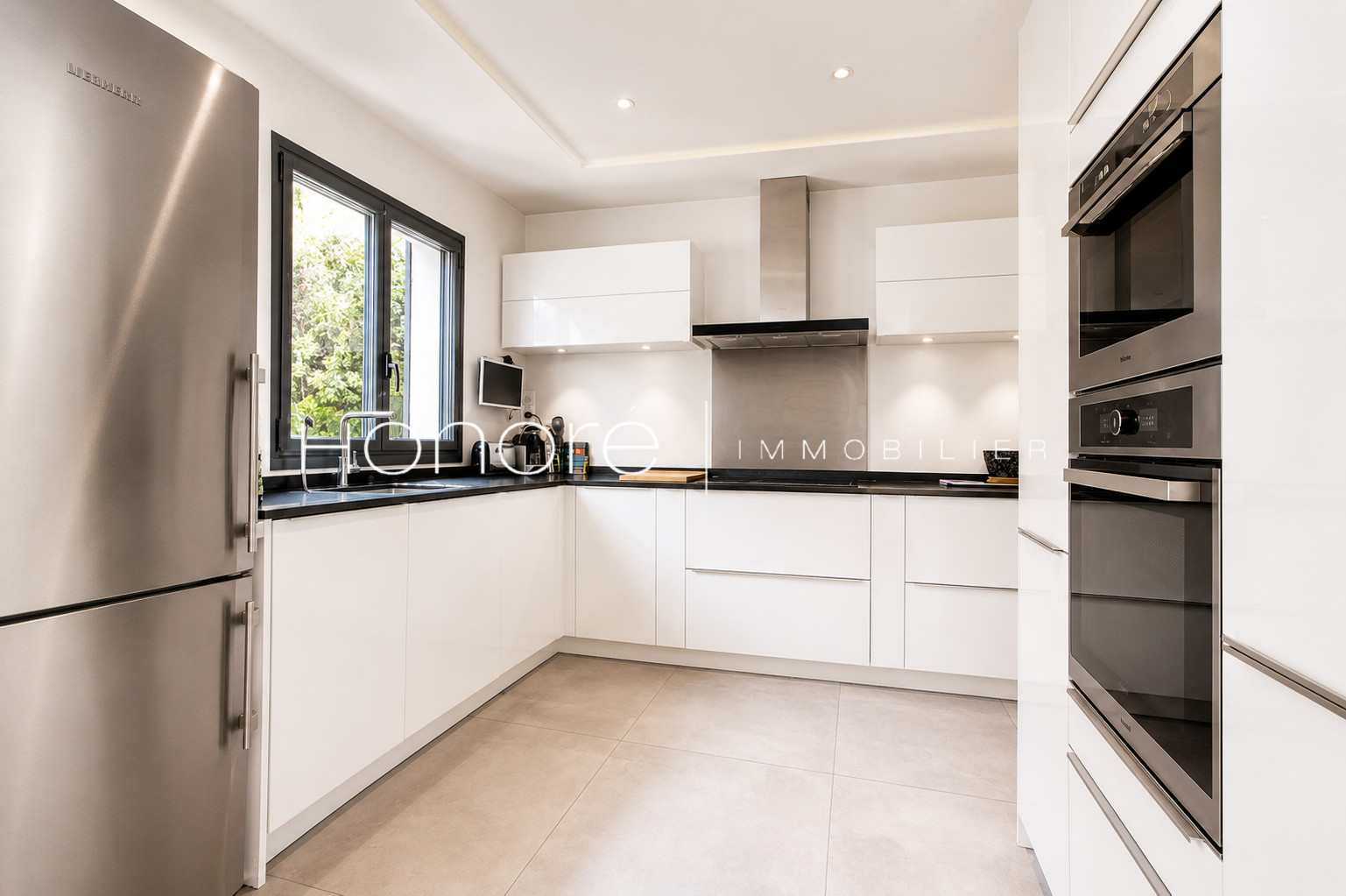 
                                                Vente
                                                 RUEIL-MALMAISON - HYPER CENTRE - MAISON - 7 PIECES