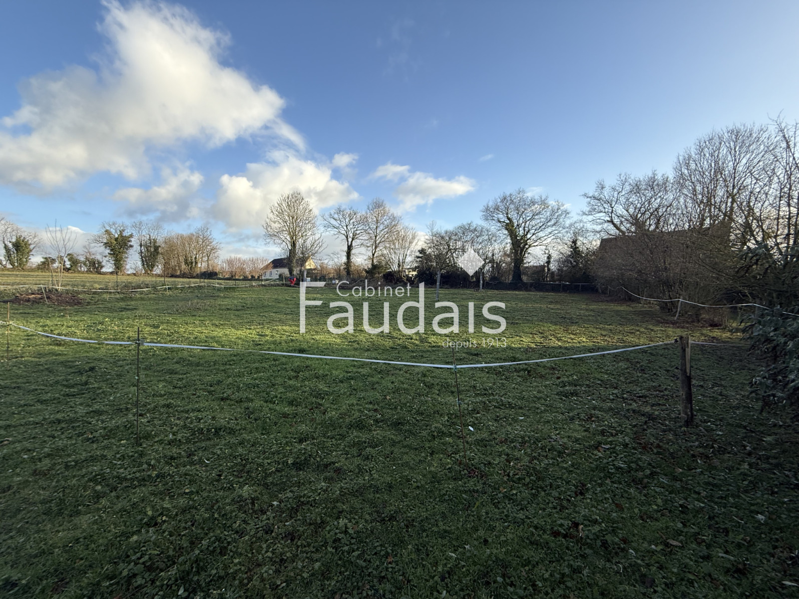 
                                                Vente
                                                 SAINT AMAND VILLAGES TERRAIN de 1365 M2