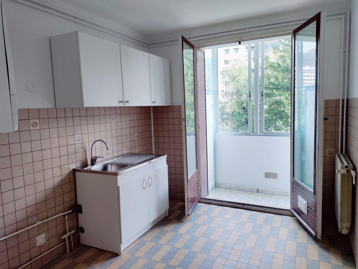 
                                                Location
                                                 SAINT-EGREVE, Plein Ciel, joli T3 rénové, 70 m2