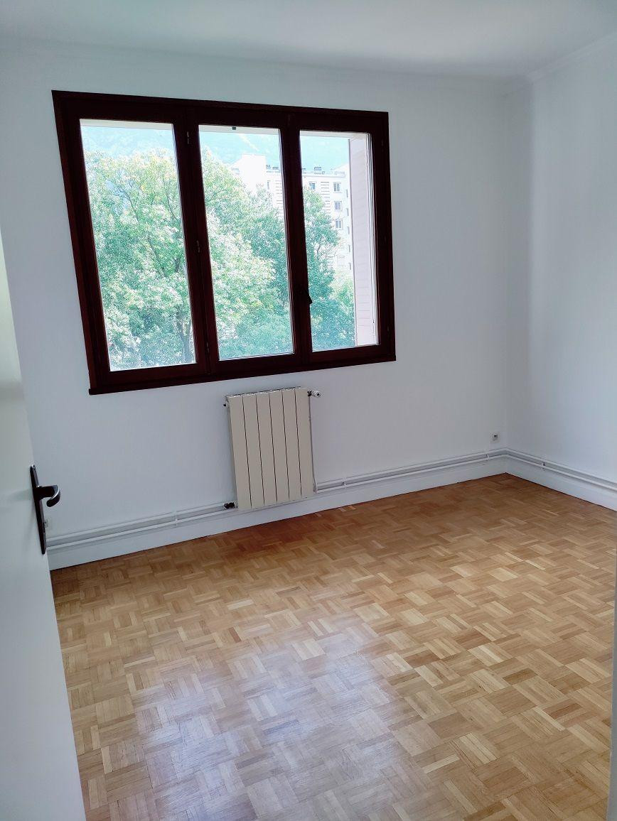 
                                                Location
                                                 SAINT-EGREVE, Plein Ciel, joli T3 rénové, 70 m2