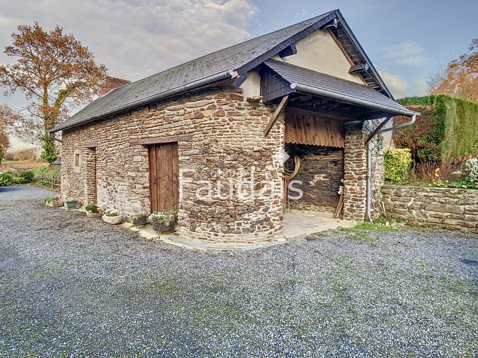 
                                                Vente
                                                 SAINT-GEORGES MONTCOCQ, Maison en pierre 
