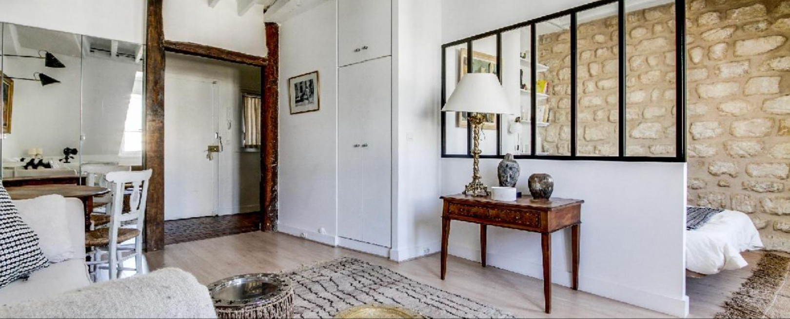 
                                                Location
                                                 Saint Germain des Pres - Colombier Studio (loyer tout inclus)