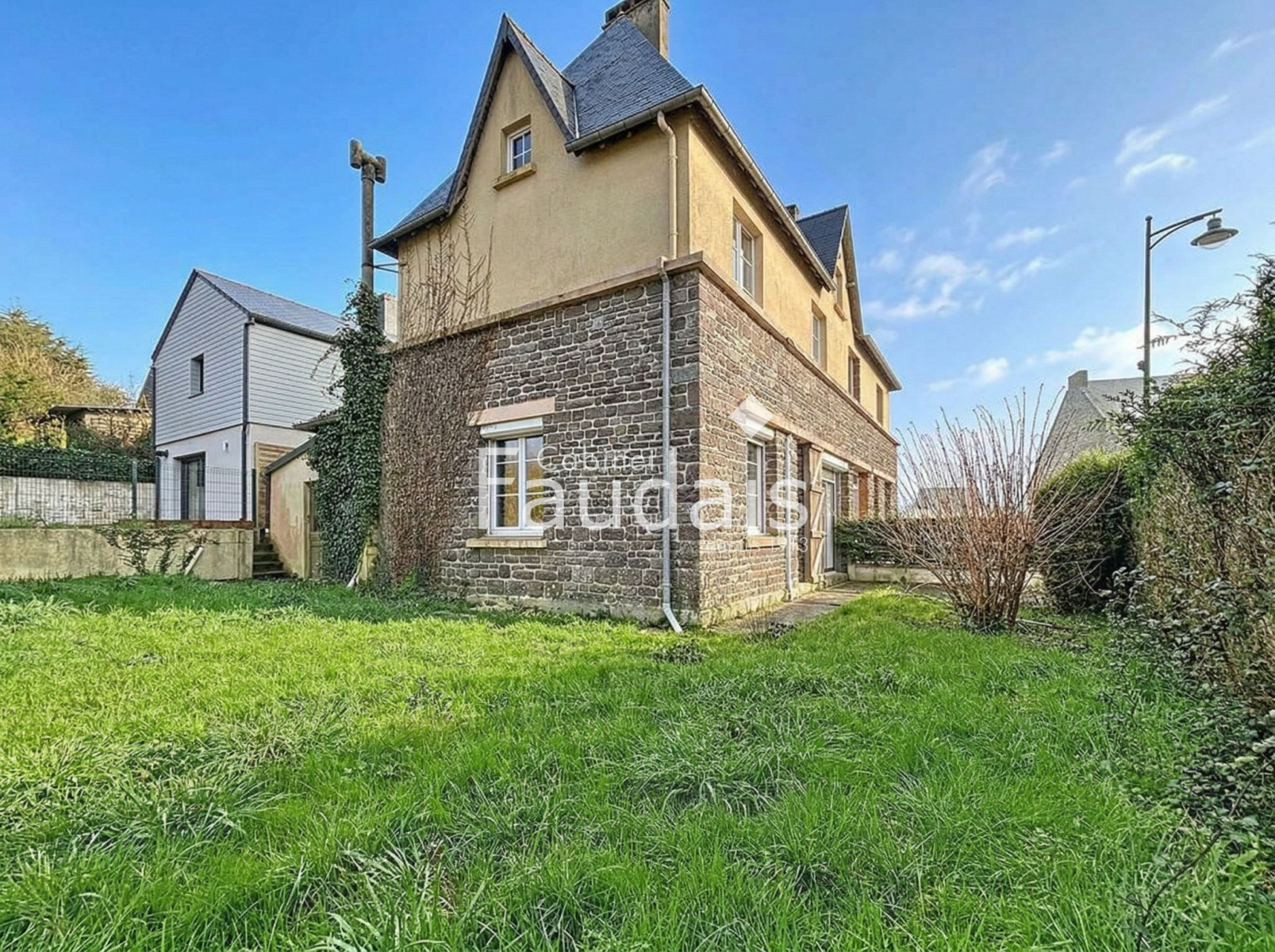 
                                                Vente
                                                 SAINT JEAN D'ELLE - Bourg - Maison à rénover avec fort poten