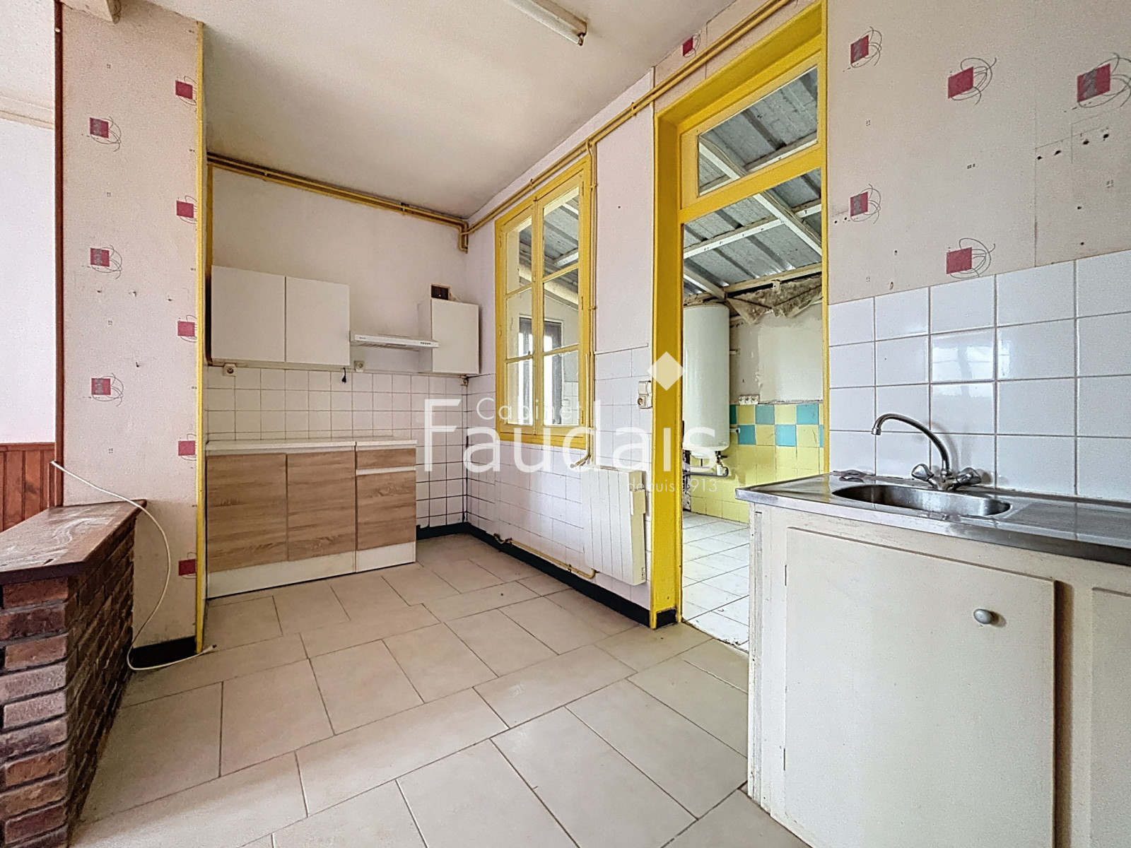 
                                                Vente
                                                 SAINT JEAN D'ELLE - Bourg - Maison à rénover avec fort poten